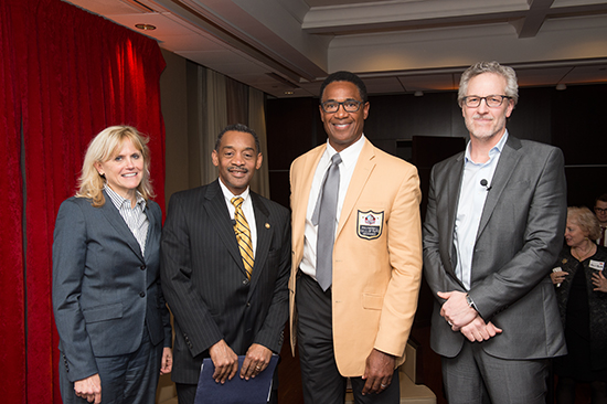Neurologist Ann MCKee, Assistant Secretary of Defense for Health Affairs 乔纳森·伍德森, NFL Hall of Famer 迈克·海恩斯. 鲍勃·泰德斯 (far right), senior writer for 统计, the online health and life-sciences publication.  