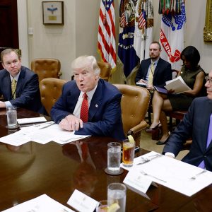 President Trump discusses the Federal budget in the Roosevelt Room of the 白宫. OMB director Mick Mulvaney sits to the President's right and Treasury Secretary Steven Mnuchin sits to his left.