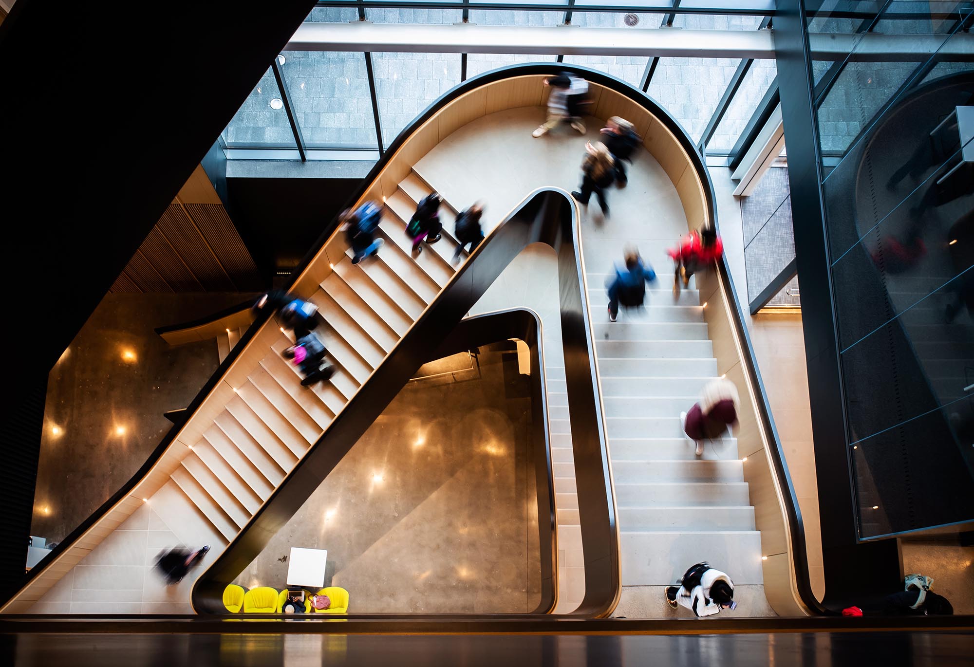 Photo of interior of BU Center for Computing & 数据科学 main stairwell with students walking to class