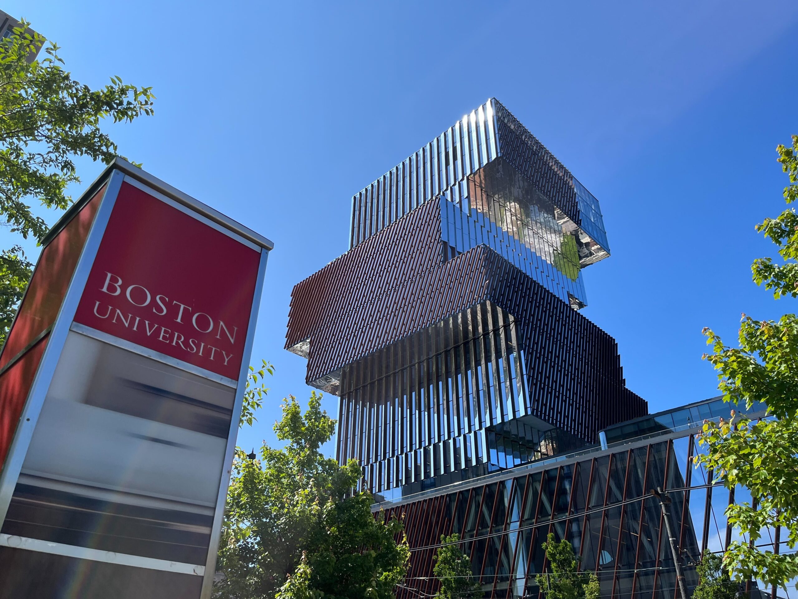 Photo of exterior of BU Center for Computing & 数据科学