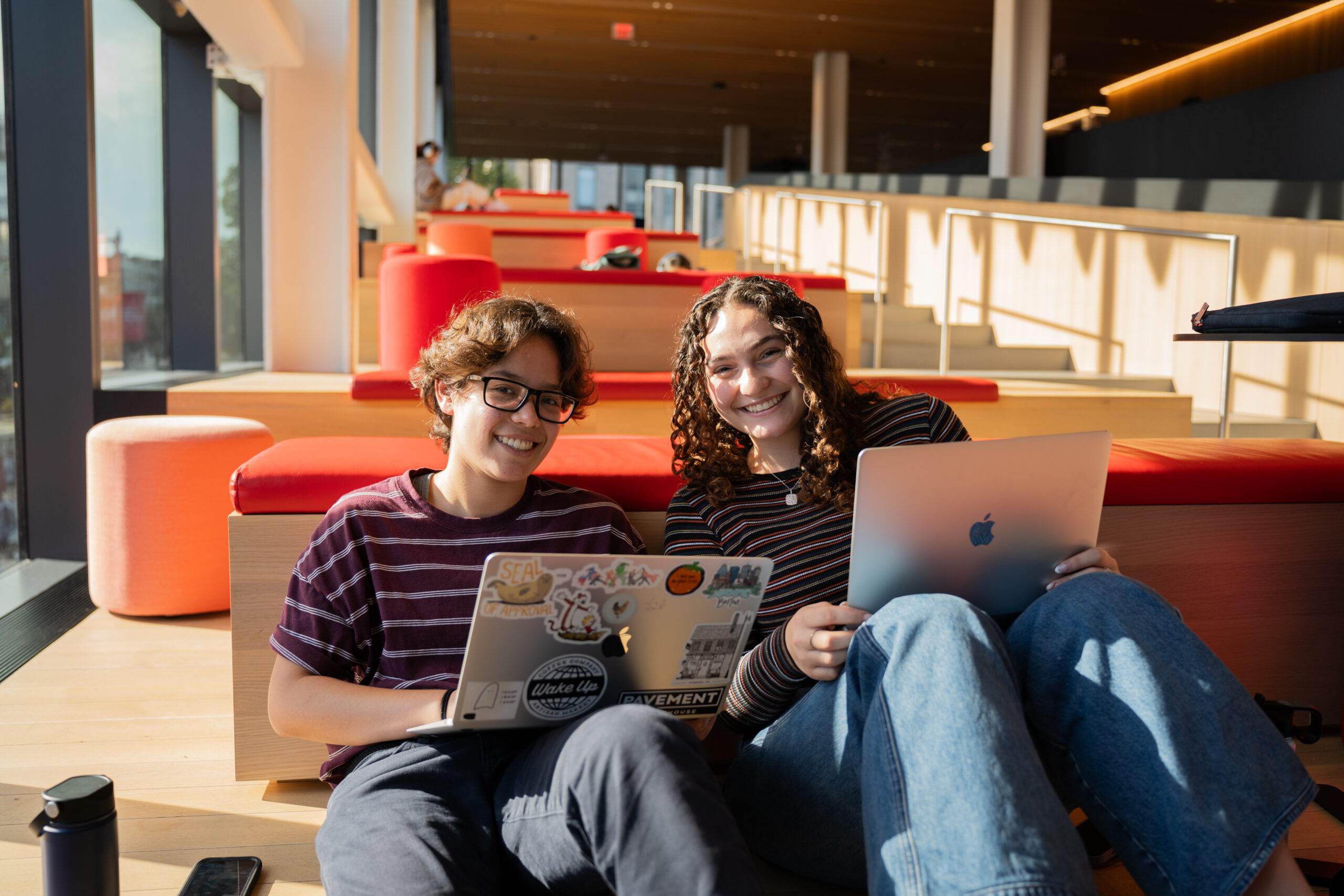 Photo of students working together on the stairs of the Boston University Center for Computing & 数据科学