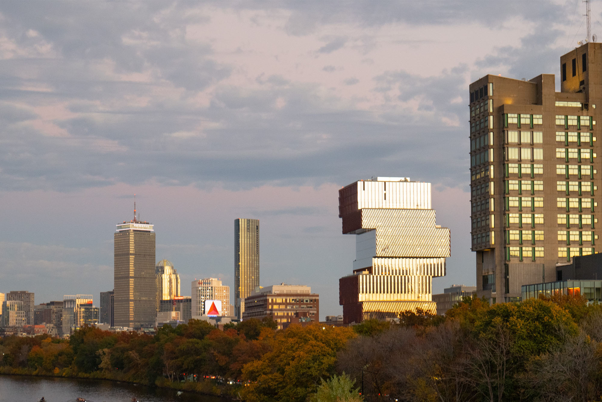 Photo of the BU Center for Computing & 数据科学 as a wide shot landscape view with surrounding Boston buildings