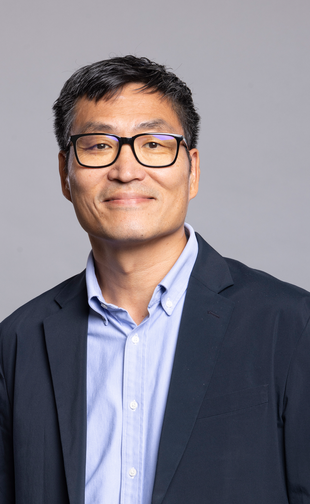 Sung Un Yang headshot