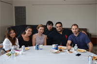 (左至右)博士后:Berokh Bavar、Carmen Doumit、Ana Serrenho、Aggasit Manosudprasit、Ghassan Al-Turki和Jonathan Werbitt (左至右)博士后:Berokh Bavar、Carmen Doumit、Ana Serrenho、Aggasit Manosudprasit、Ghassan Al-Turki和Jonathan Werbitt