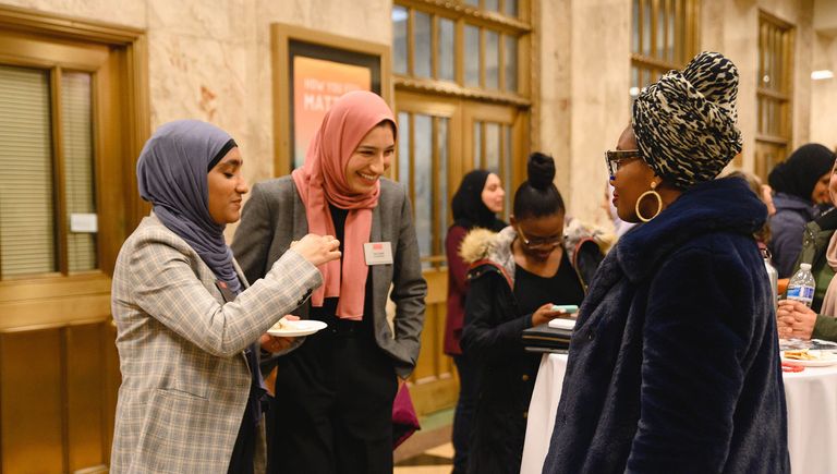Three women gathering at a Diversity & 包容 event