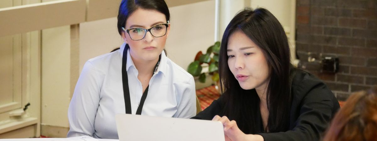 Chihsun Chiu assisting a professor with an Educational Technology concern