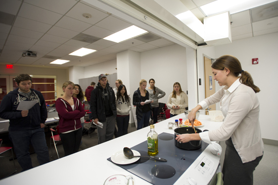 Laura Judd demonstrates cooking in Healthy Cooking on a Budget class at 波士顿大学