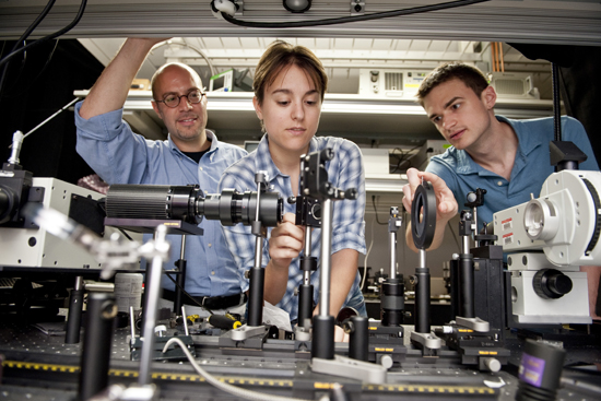 Luca Dal Negro, lab with students Luca Dal Negro 一个d students in lab, Associate Professor Electrical 一个d Computer Engineering, 波士顿大学 BU College of Engineering ENG