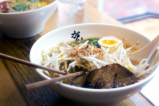 这道“gantetsu shoyu”特色菜用谭谭猪肉、豆芽、脆蒜等为该店的标准shoyu拉面增添了活力。