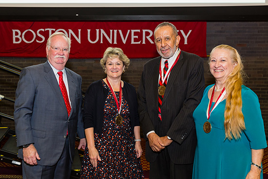 President Robert A. Brown (from left) with the 2016 Distinguished 校友 Award recipients, 邦妮阿诺德 (COM’78), Gilbert Caldwell (STH’58), and Ruth McFarlane Hunter (ENG’64, Questrom’86)