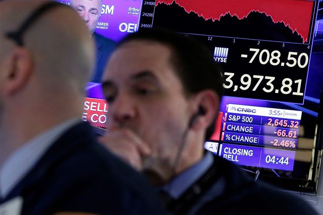 Traders on the New York stock exchange floor react as the Dow plunged over 700 points on March 22, 2018