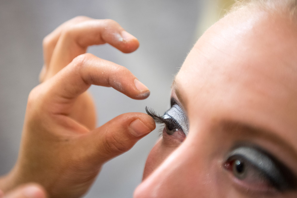 applying eyelashes applying eyelashes