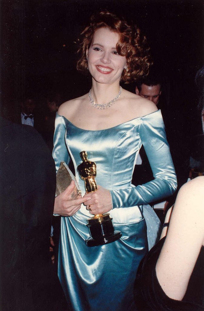 Geena Davis holding her Oscar for best supporting actress in the 1988 film The Accidental Tourist.