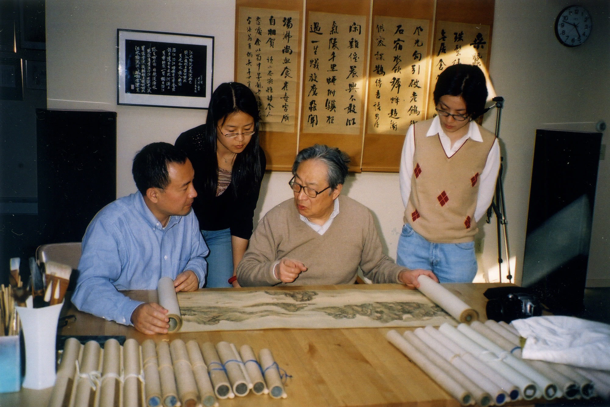 Photo of Yu Yu (far right) in 2004 with her BU mentor, Qianshen Bai, a CAS associate professor emeritus of Asian/Chinese art (far left), Sun Bei, and collector and noted Chinese art scholar Wan-go H. C. Weng, examining some of the artifacts in Weng’s personal collection.