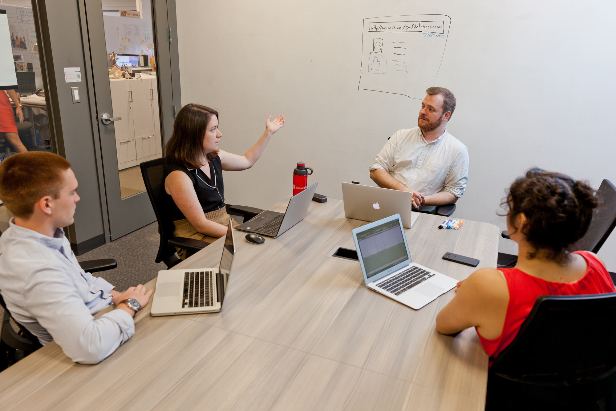 安德鲁·塞拉斯, director of the School of 法律’s 技术法律诊所, seen in a file photo meeting with students (from left) and Luke Sutherland (LAW’19), Courtney Merrill (LAW’19), and former senior program coordinator Jess Martinez.