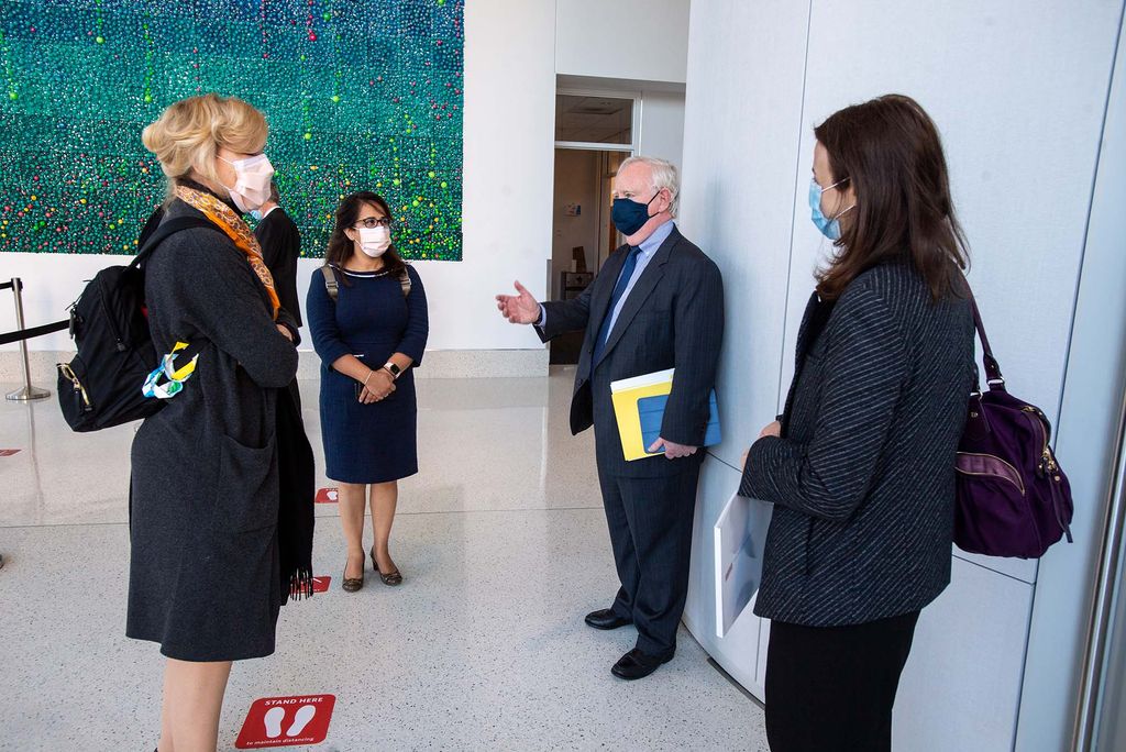 Photo of Deborah Birx, coordinator of the White House Coronavirus Task Force, (left) and Irum Zaidi, corona response coordinator chief epidemiologist (second from left), toured BU’s Clinical Testing Lab at the Kilachand Center for Integrated Life Sciences & Engineering with BU President Robert A. Brown (second from right) and testing lab head Catherine Klapperich, an ENG professor of biomedical engineering (at right). The women wear dresses or pant suits, and president Brown wears a suit and tie. Everyone is masked.