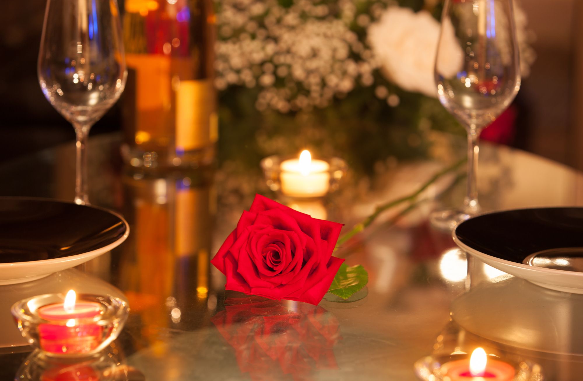 Romantic candlelight dinner in the restaurant.