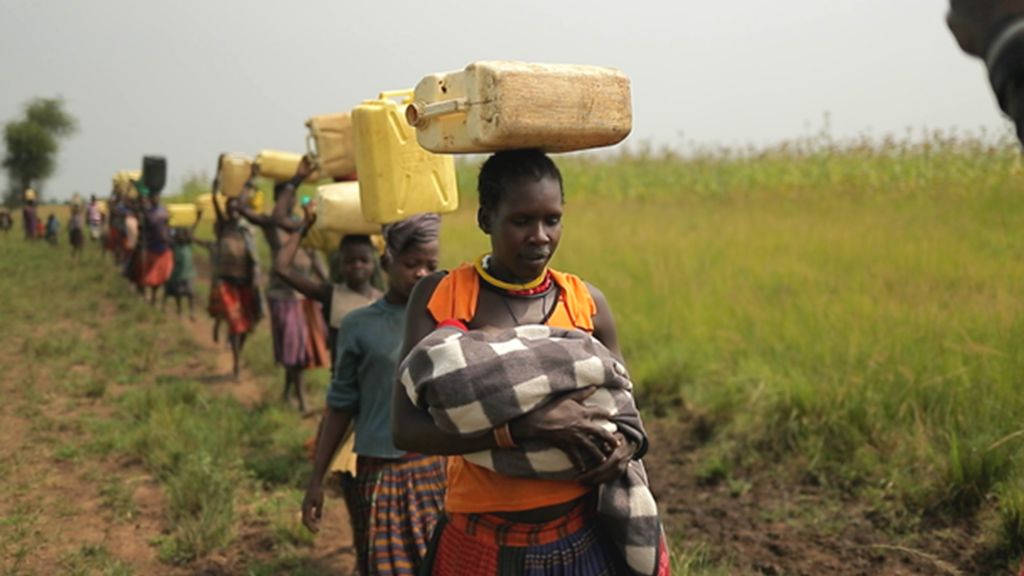 Photo: Pictures of women walking while carrying things on their heads