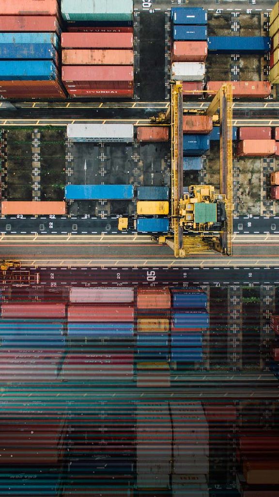Photo: Aerial picture of a pile of enclosed shippingni containers
