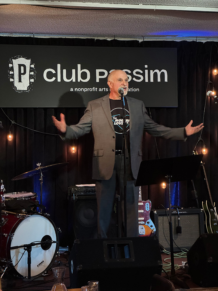 布鲁斯·舒尔曼, BU’s William E. Huntington Professor of History, who teaches History of 波士顿, introduced his students at Club Passim, which he rented for their final presentations of the semester.