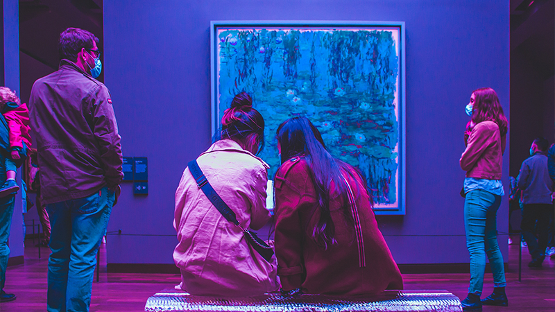 students in a museum