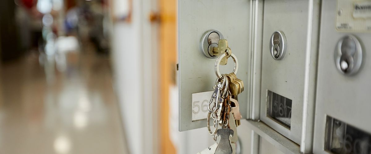 photo of keys stuck in a mail box