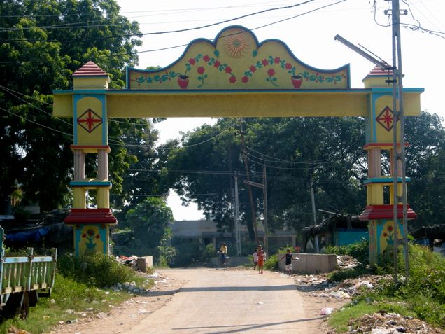 DSCN4767 The gate for Jol village