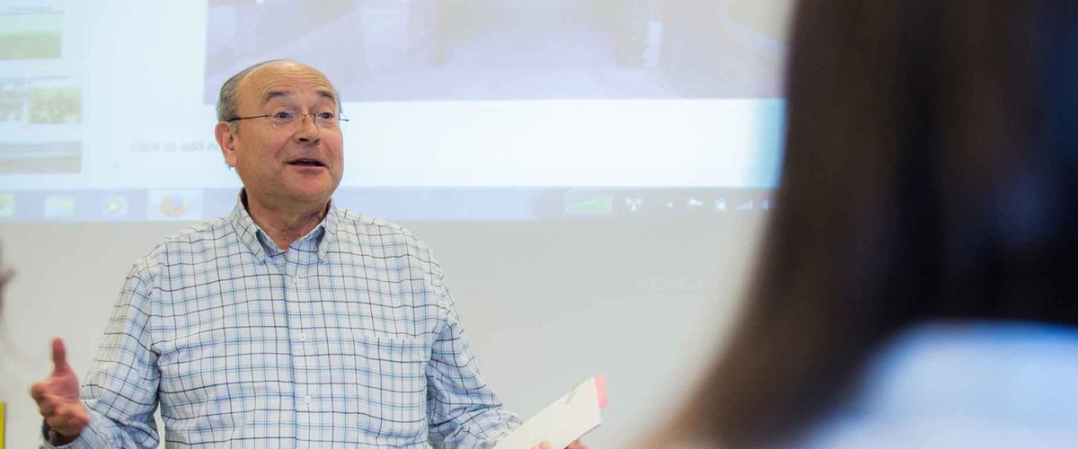 Professor Matesanz teaching.