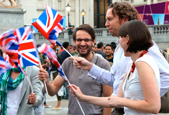 Group of Brits wave flags in anticipation for Opening Ceremonies. Group of Brits wave flags in anticipation for Opening Ceremonies. 图片来源:Amy Gorel©波士顿大学新闻社。