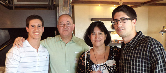 Alexander Valdes (CAS ' 16), Albert Valdes, Maria Valdes和Phillip Valdes, Laguna Beach。 Alexander Valdes (CAS ' 16), Albert Valdes, Maria Valdes和Phillip Valdes, Laguna Beach。