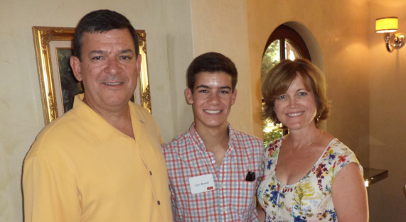 Joe Benoit, Joey Benoit (SMG ' 16)和Shelley Benoit, Laguna Beach。 Joe Benoit, Joey Benoit (SMG ' 16)和Shelley Benoit, Laguna Beach。