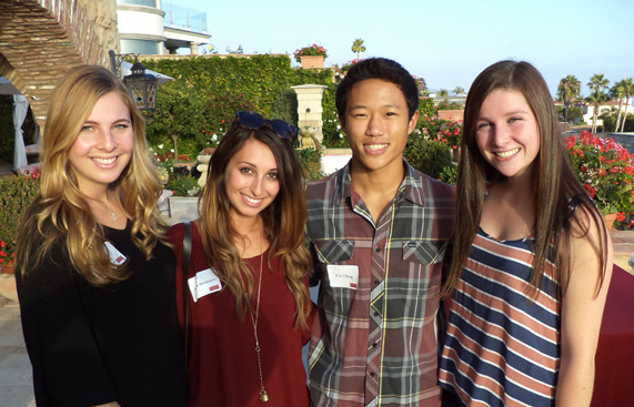 Madison Gordon (COM ' 14), Arden Bronstein (COM ' 14), Eric Cheng (SMG ' 16)和Sophie Gordon在Madaline和Stephen Gordon主持的拉古纳海滩送行招待会上。 Madison Gordon (COM ' 14), Arden Bronstein (COM ' 14), Eric Cheng (SMG ' 16)和Sophie Gordon在Madaline和Stephen Gordon主持的拉古纳海滩送行招待会上。