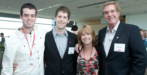 从左起,凯尔·莫伊尔; Dylan Moir (COM ' 12); PLC成员Becky Moir; 以及PLC成员Paul Moir。 从左起,凯尔·莫伊尔; Dylan Moir (COM ' 12); PLC成员Becky Moir; 以及PLC成员Paul Moir。