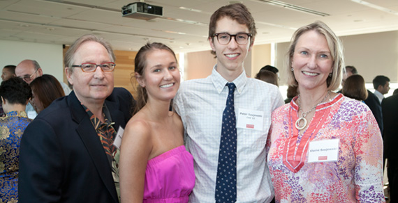 皮特Szujewski; 卡洛琳Szujewski; Peter Szujewski (CAS ' 12); PLC成员Elaine Szujewski。 皮特Szujewski; 卡洛琳Szujewski; Peter Szujewski (CAS ' 12); PLC成员Elaine Szujewski。
