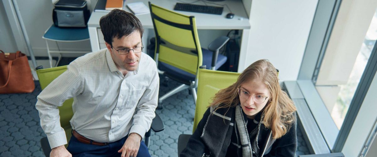 man-woman-looking-at-computer