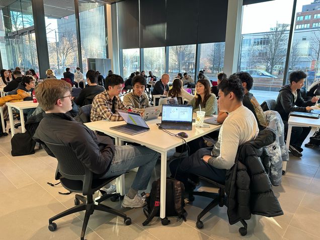 火花! students collaborate in the 火花! Technology Innovation Program Course.