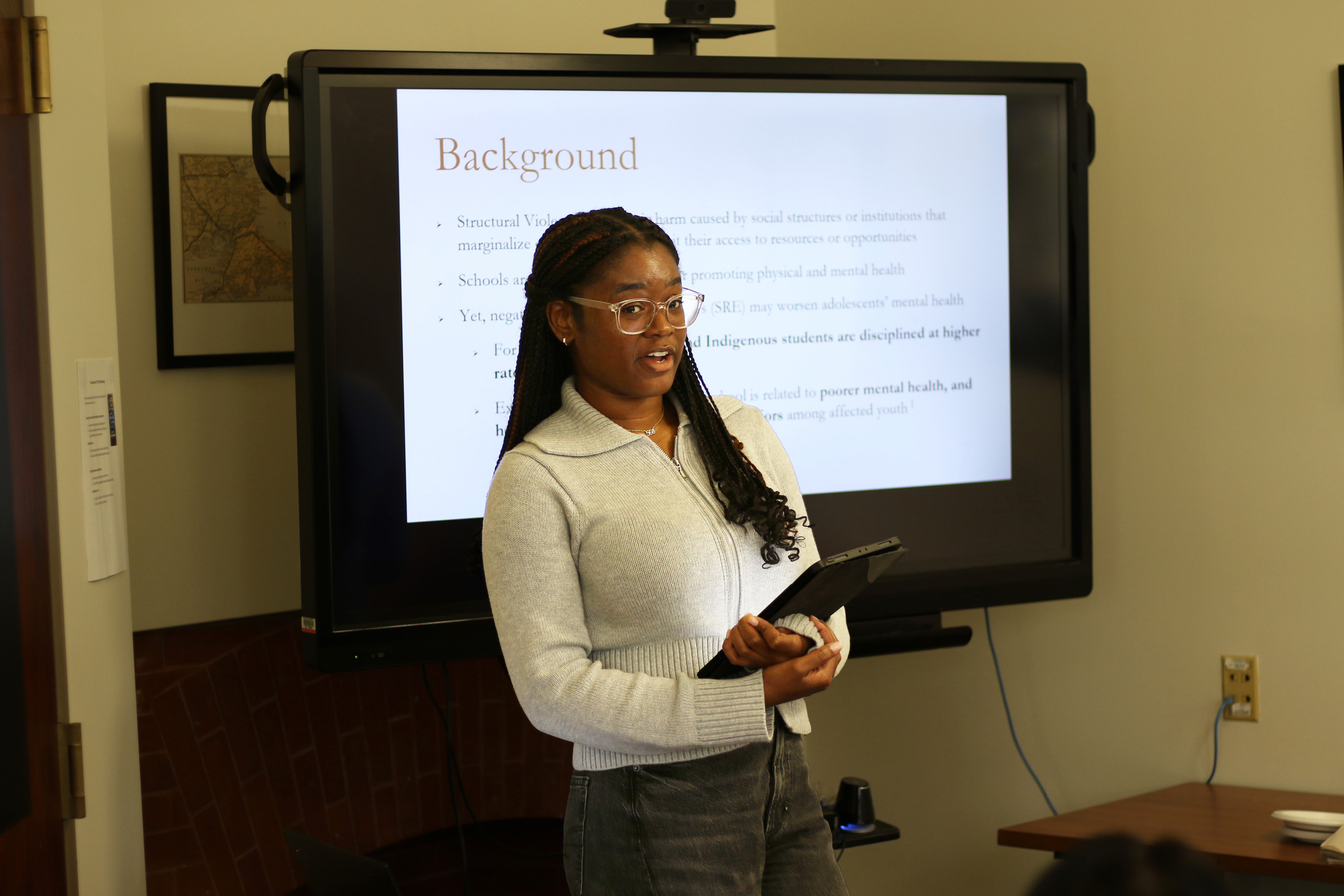 A CTMH student fellow presents 新濠影汇线上赌场研究 findings.