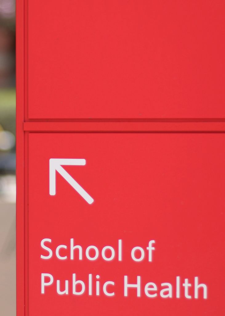 A sign reads "公共卫生学院" and points towards the 托尔伯特建筑