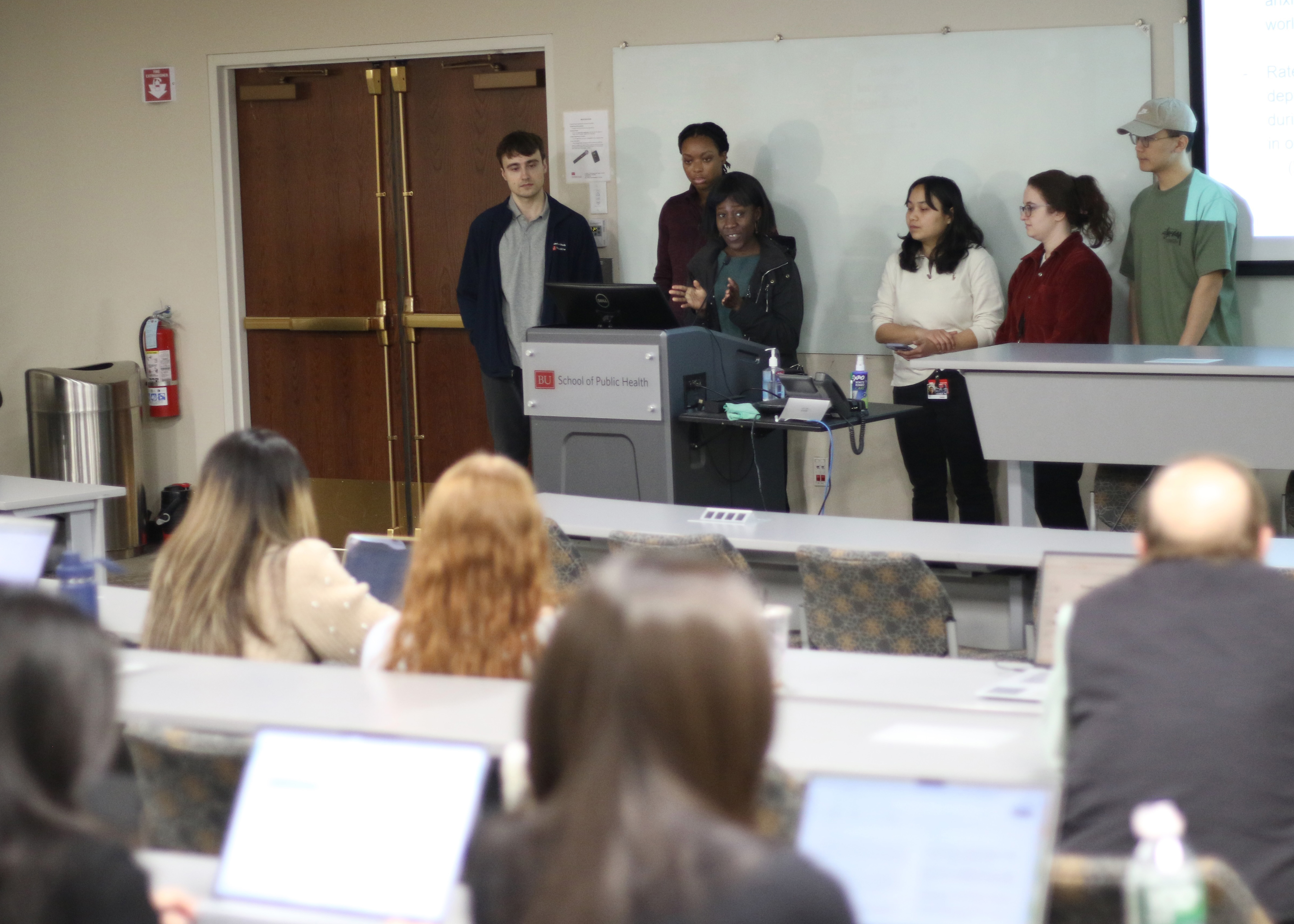 学生 in Koichiro日本柴's academic writing course (EP816/PH880) present their research findings