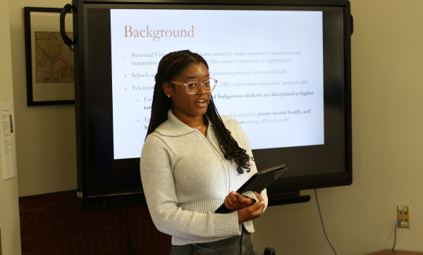 A CTMH student fellow presents research findings.