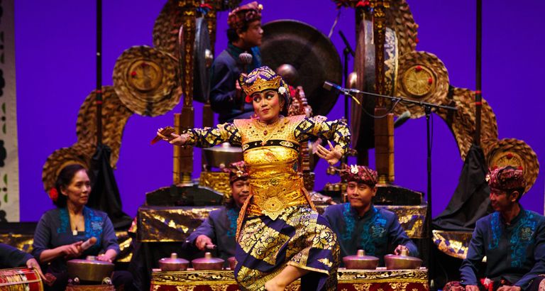 Cudamani dancer & musicians performing