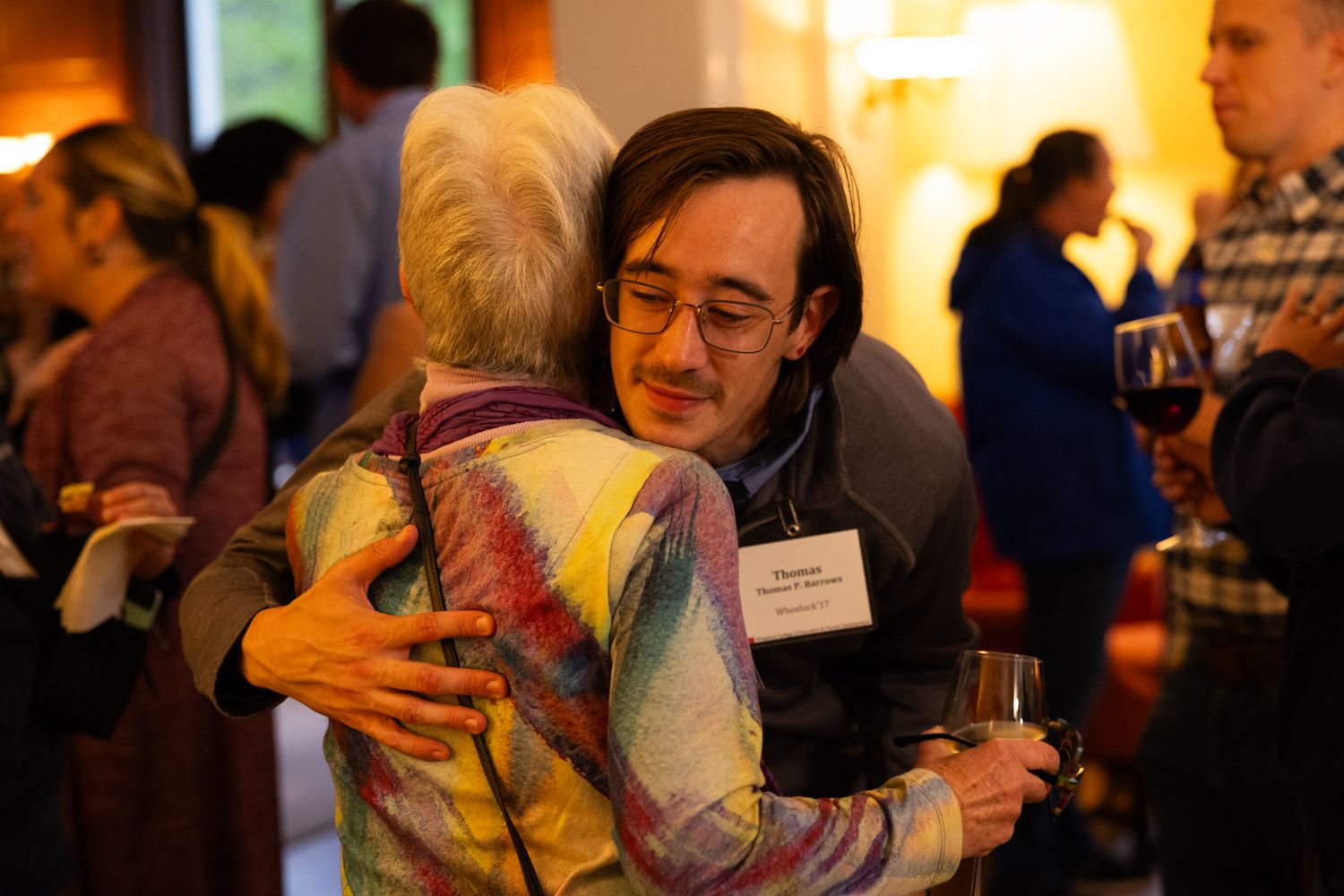 alumni embracing at the alumni dinner